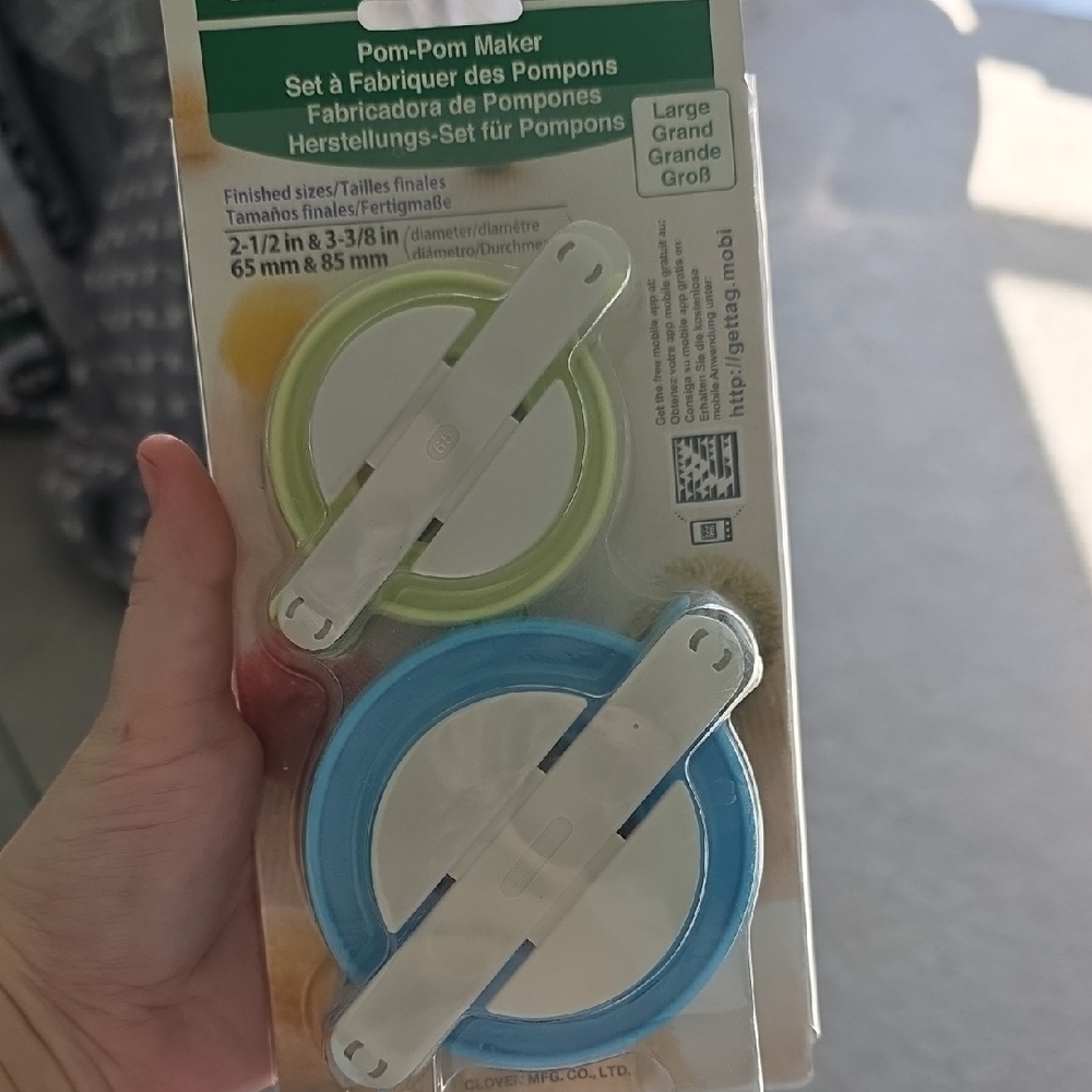 Pom-Pom Maker Set with Blue and Green Rings
